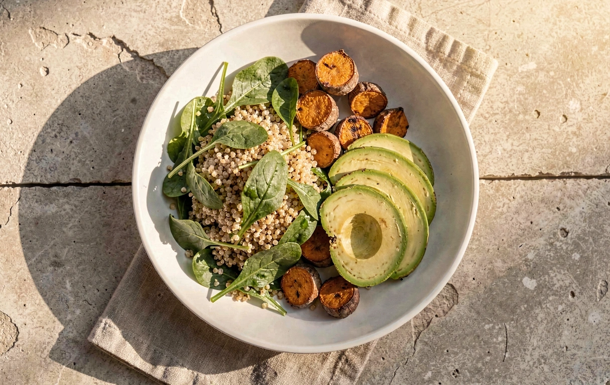 Plato equilibrado de alimentos naturales